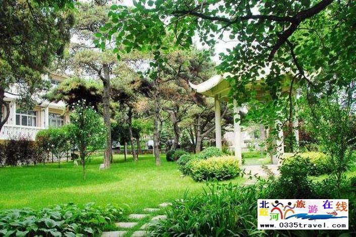 北戴河?xùn)|經(jīng)路賓館-住準(zhǔn)五星海華標(biāo)間/豪華大床+雙份早餐，一價(jià)全含